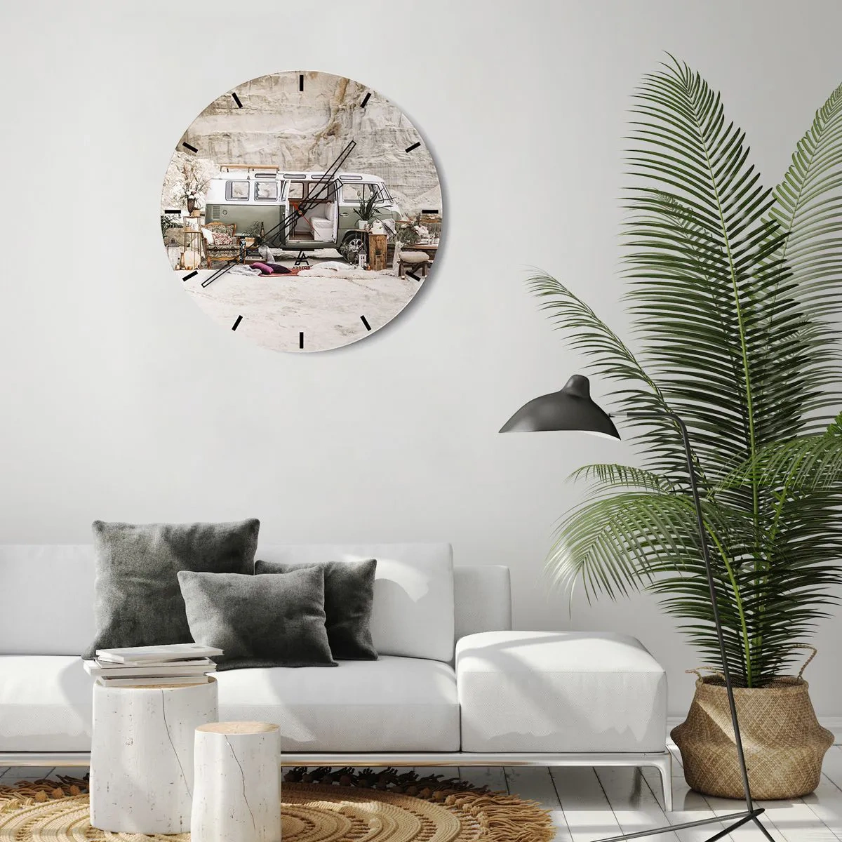 Relógio de parede - Relógio em vidro - Uma campervan com elementos decorativos contra um fundo de paisagem natural - 30x30cm - É hora de começar a jornada - Decoração de parede moderna para a sala de estar, cozinha e quarto ARTTOR