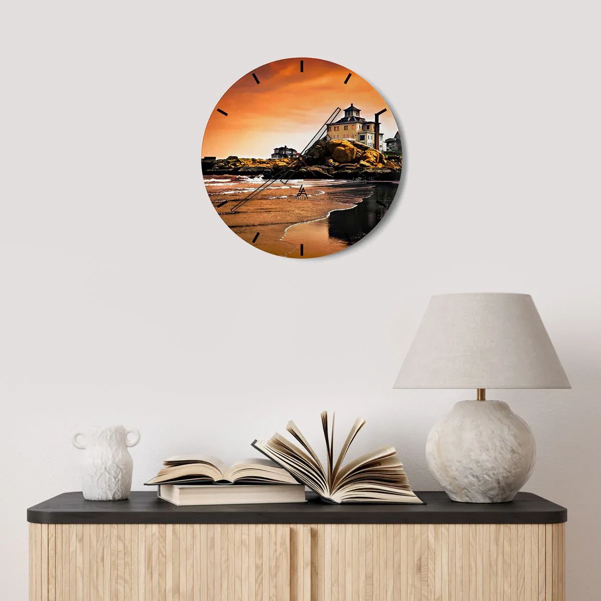 Relógio de parede - Relógio em vidro - Uma casa em uma costa rochosa ao pôr do sol - 30x30cm - Elegância da Costa Oeste - Decoração de parede moderna para a sala de estar, cozinha e quarto ARTTOR