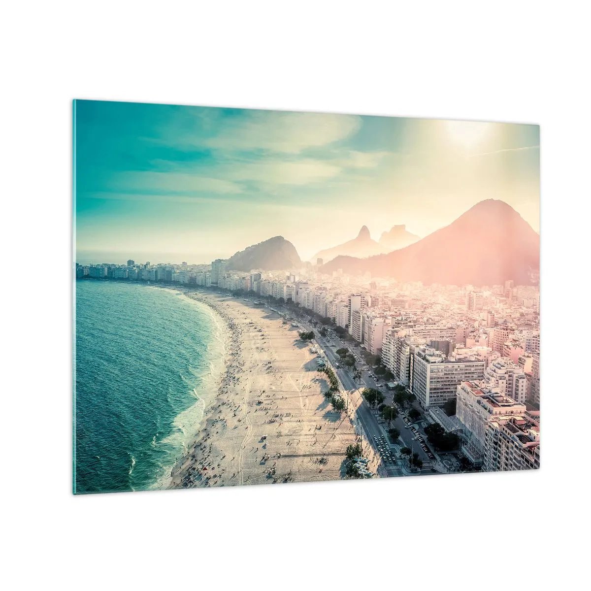 Quadro em vidro - Panorama da praia com edifícios urbanos e um cenário de montanhas - 70x50cm - Férias eternas no Rio - Decoração de parede moderna para a sala de estar e quarto ARTTOR