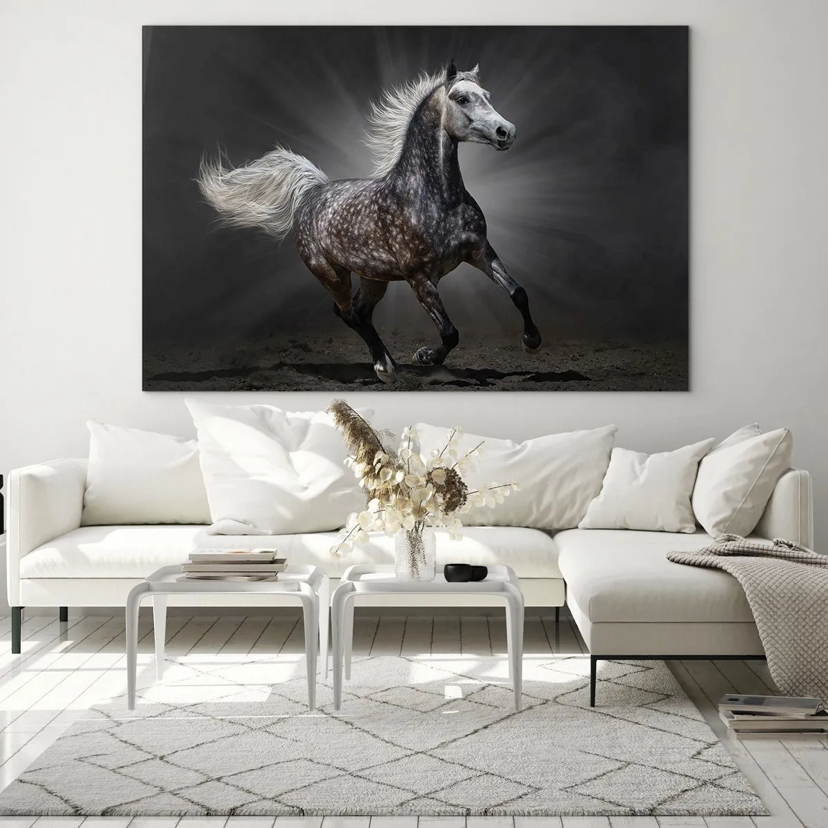 Quadro em vidro - Um cavalo galopando contra um fundo escuro com efeito de iluminação. - 70x50cm - O cinza é lindo - Decoração de parede moderna para a sala de estar e quarto ARTTOR