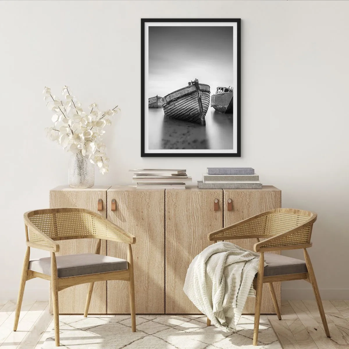 Pôster com moldura preta - Foto em preto e branco de barcos antigos em águas calmas - 50x70cm - Apenas lembranças... - Decoração de parede moderna para a sala de estar e quarto ARTTOR