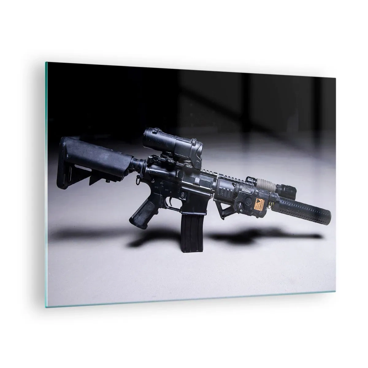 Quadro em vidro - Um rifle de assalto preto com acessórios sobre um fundo claro - 70x50cm - O Cavaleiro das Trevas - Decoração de parede moderna para a sala de estar e quarto ARTTOR