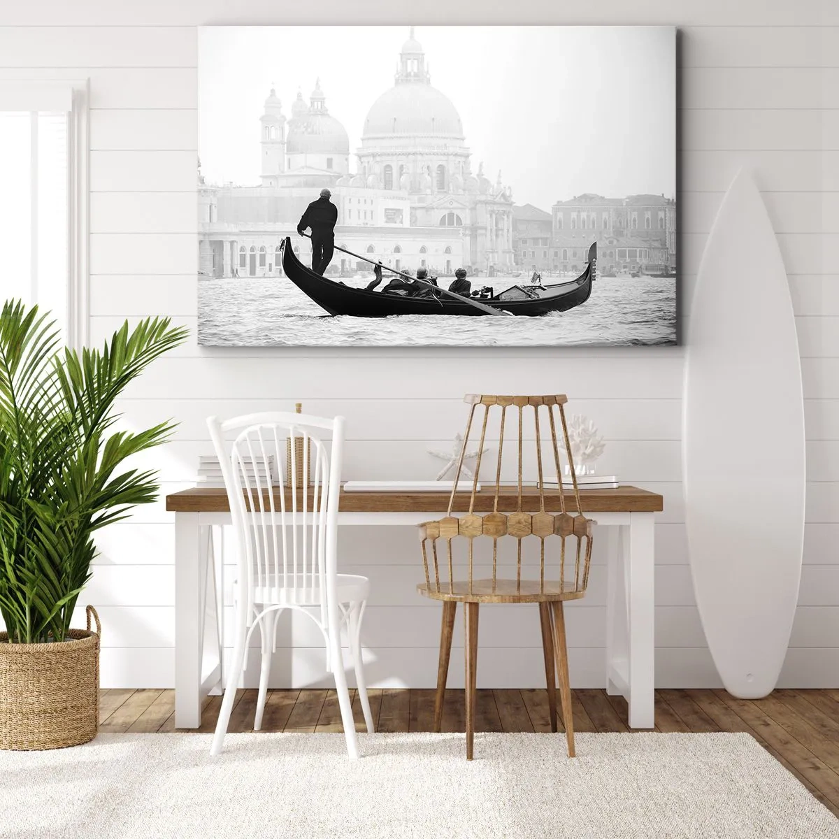 Quadro em tela - Uma gôndola com a basílica ao fundo em preto e branco - 70x50cm - Uma viagem às fontes da beleza - Decoração de parede moderna para a sala de estar e quarto ARTTOR