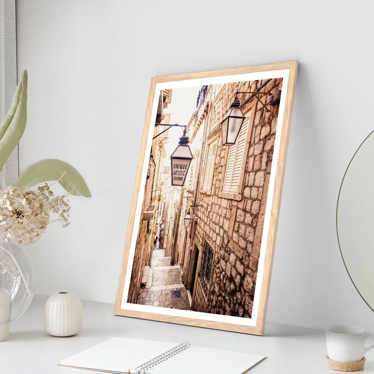 Pôster com moldura de carvalho claro - Um beco encantador - 50x70 cm
