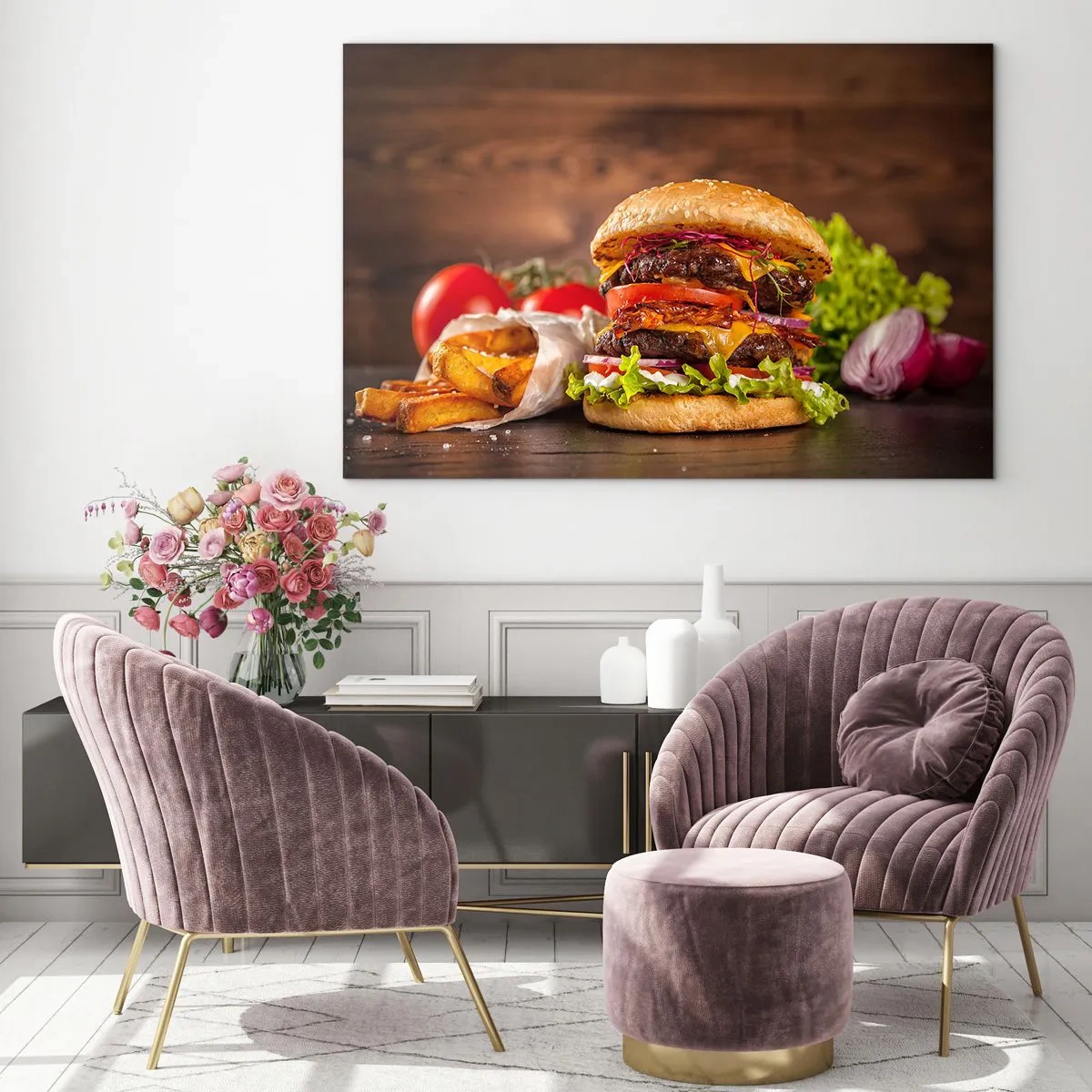 Quadro em vidro - Hambúrguer suculento com acompanhamentos e batatas fritas em um fundo de madeira - 70x50cm - Fruta proibida - Decoração de parede moderna para a sala de estar e quarto ARTTOR