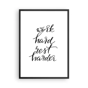 Pôster com moldura preta - Inscrição motivacional 'Trabalhe duro, descanse ainda mais' em um fundo branco - 50x70cm - Equilíbrio da vida - Decoração de parede moderna para a sala de estar e quarto ARTTOR