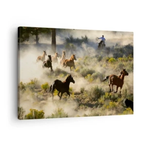 Quadro em tela - Uma manada de cavalos selvagens galopando pela poeira e vegetação - 70x50cm - Competição - liberdade ou força masculina? - Decoração de parede moderna para a sala de estar e quarto ARTTOR