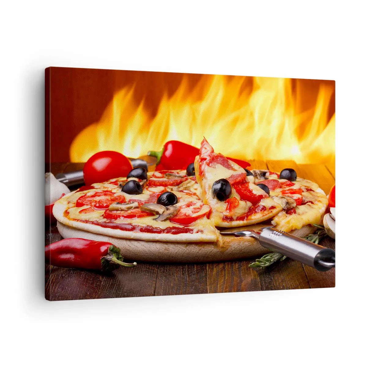 Quadro em tela - Pizza com azeitonas, tomates e pimentões em um fundo de chamas - 70x50cm - From Italy with love - Decoração de parede moderna para a sala de estar e quarto ARTTOR