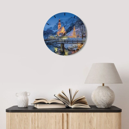 Relógio de parede - Relógio em vidro - Igreja em um ambiente de inverno com uma árvore de Natal - 30x30cm - O Espírito do Natal - Decoração de parede moderna para a sala de estar, cozinha e quarto ARTTOR
