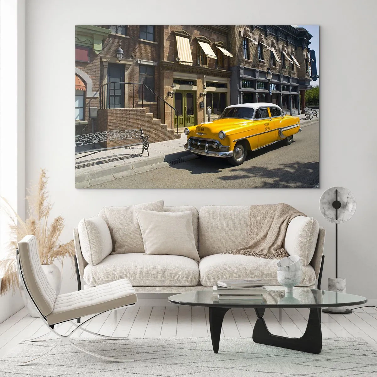 Quadro em vidro - Um táxi amarelo tendo como pano de fundo uma casa de cortiços clássica - 70x50cm - Era uma vez na América - Decoração de parede moderna para a sala de estar e quarto ARTTOR