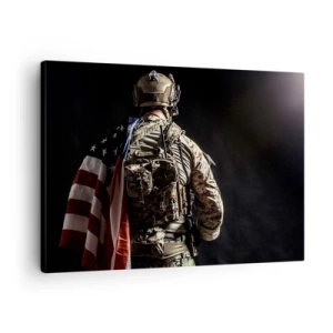Quadro em tela - Um soldado uniformizado com uma bandeira contra um fundo escuro - 70x50cm - É por isso  - Decoração de parede moderna para a sala de estar e quarto ARTTOR