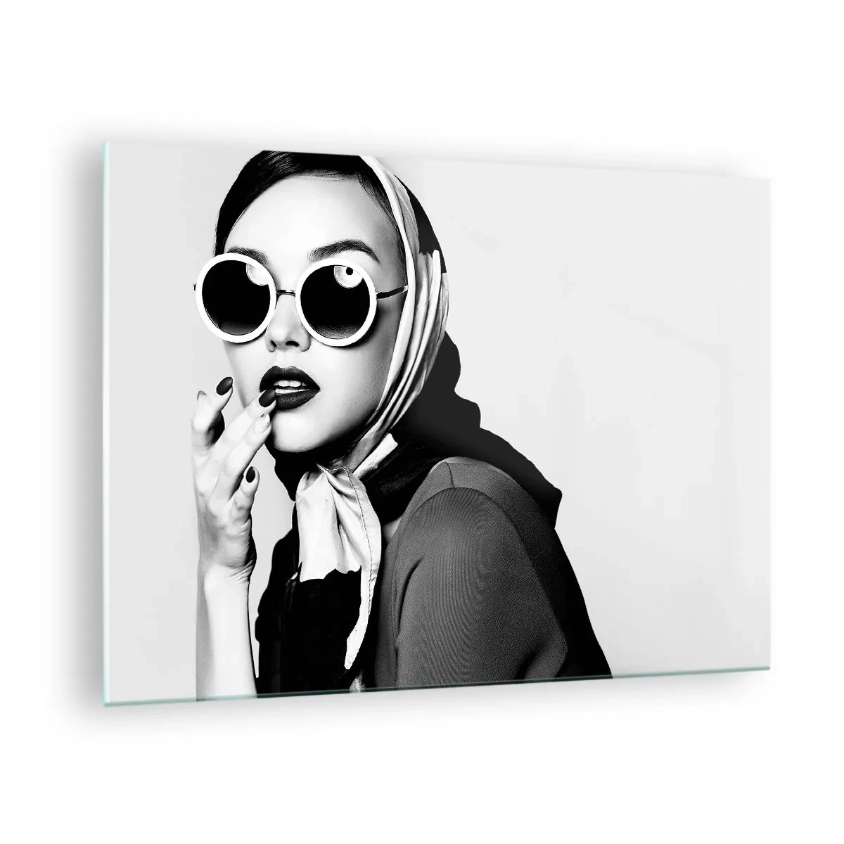 Quadro em vidro - Mulher estilosa de óculos e um lenço preto e branco - 70x50cm - Saudações dos anos 60 - Decoração de parede moderna para a sala de estar e quarto ARTTOR