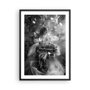Pôster com moldura preta - Uma mulher de vestido rodeada pela natureza em uma fotografia em preto e branco - 50x70cm - A própria mãe – natureza - Decoração de parede moderna para a sala de estar e quarto ARTTOR