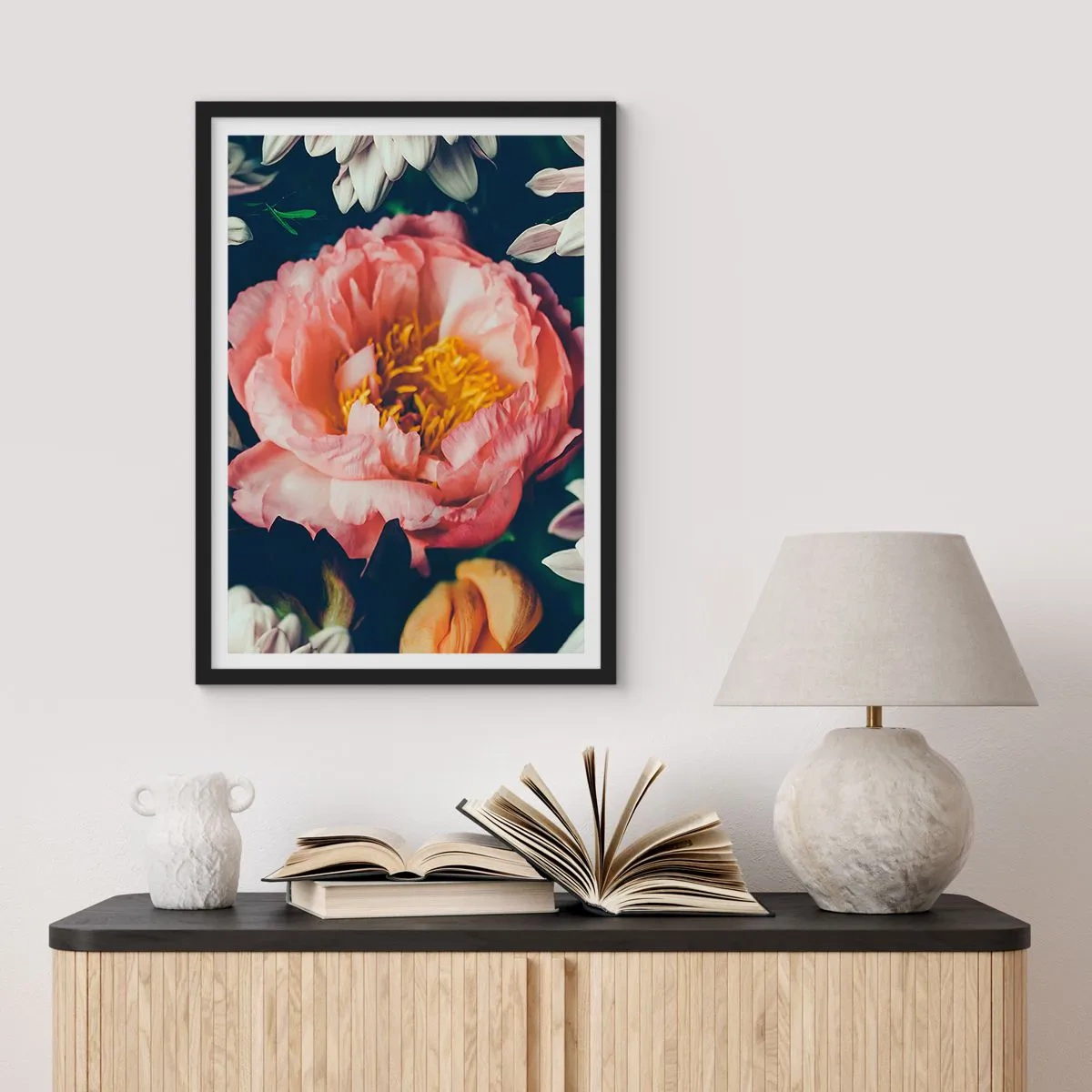 Pôster com moldura preta - Uma flor rosa com um centro amarelo rodeada por outras flores - 50x70cm - Com o esplendor barroco - Decoração de parede moderna para a sala de estar e quarto ARTTOR