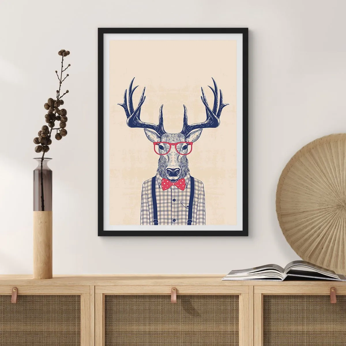 Pôster com moldura preta - Veado estiloso com óculos e gravata borboleta em fundo bege - 50x70cm - Extravagância engraçada - Decoração de parede moderna para a sala de estar e quarto ARTTOR