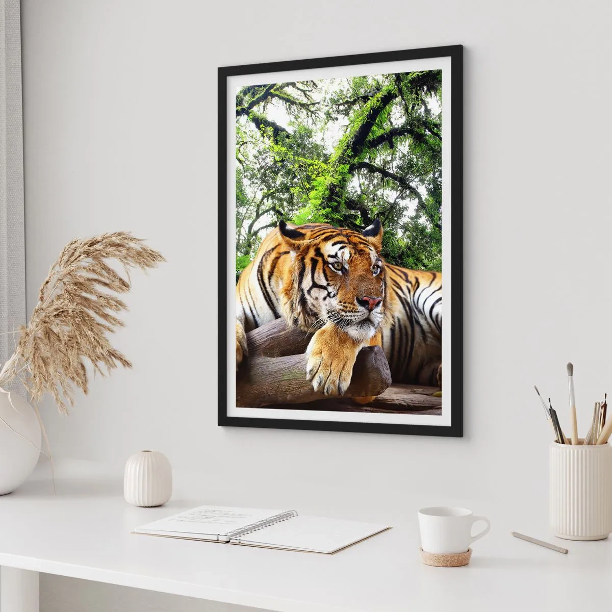 Pôster com moldura preta - Um tigre descansando entre as árvores verdes - 50x70cm - Com os melhores cumprimentos - Decoração de parede moderna para a sala de estar e quarto ARTTOR