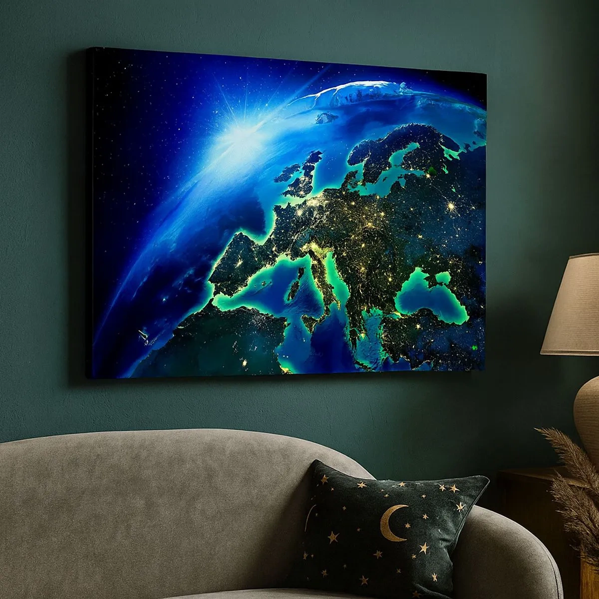 Quadro em tela - Uma vista de Europa do espaço sob o brilho do sol nascente. - 70x50cm - Uma Europa cintilante - Decoração de parede moderna para a sala de estar e quarto ARTTOR