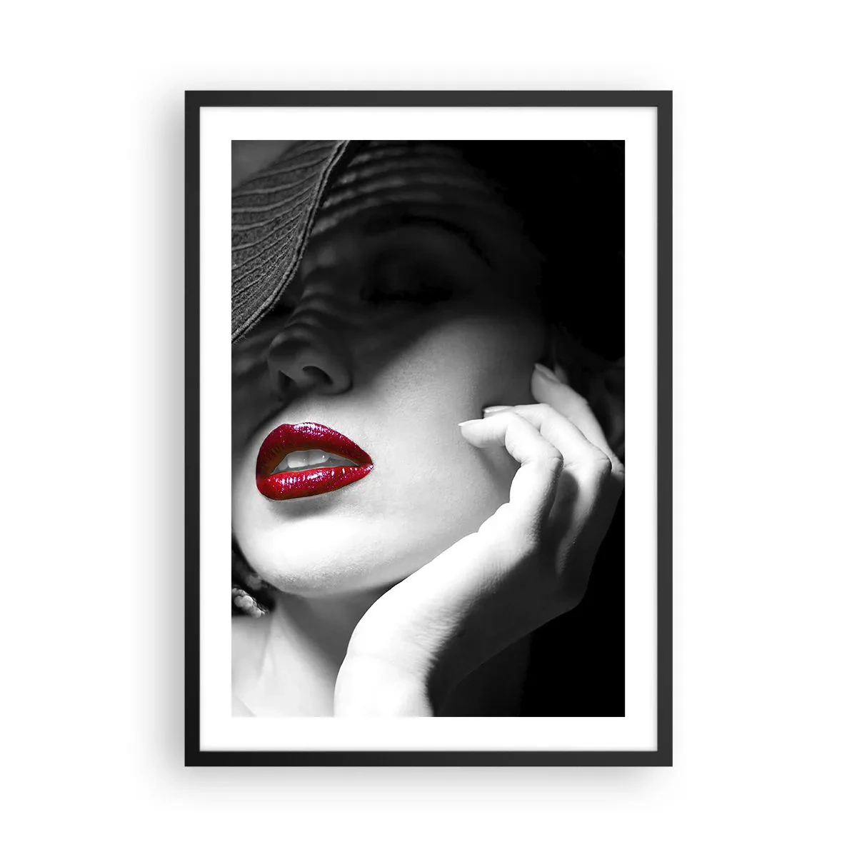 Pôster com moldura preta - Retrato de uma mulher de chapéu com lábios vermelhos - 50x70cm - Um estudo em vermelho - Decoração de parede moderna para a sala de estar e quarto ARTTOR
