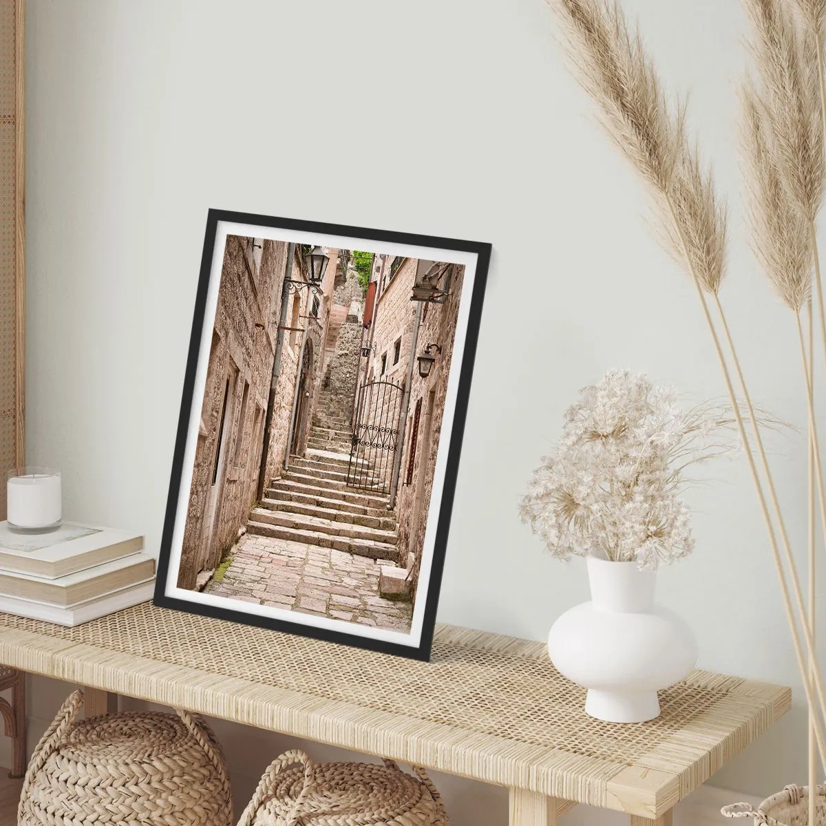 Pôster com moldura preta - Uma rua de pedra com escadas históricas e lanternas - 50x70cm - Beco velho mágico - Decoração de parede moderna para a sala de estar e quarto ARTTOR