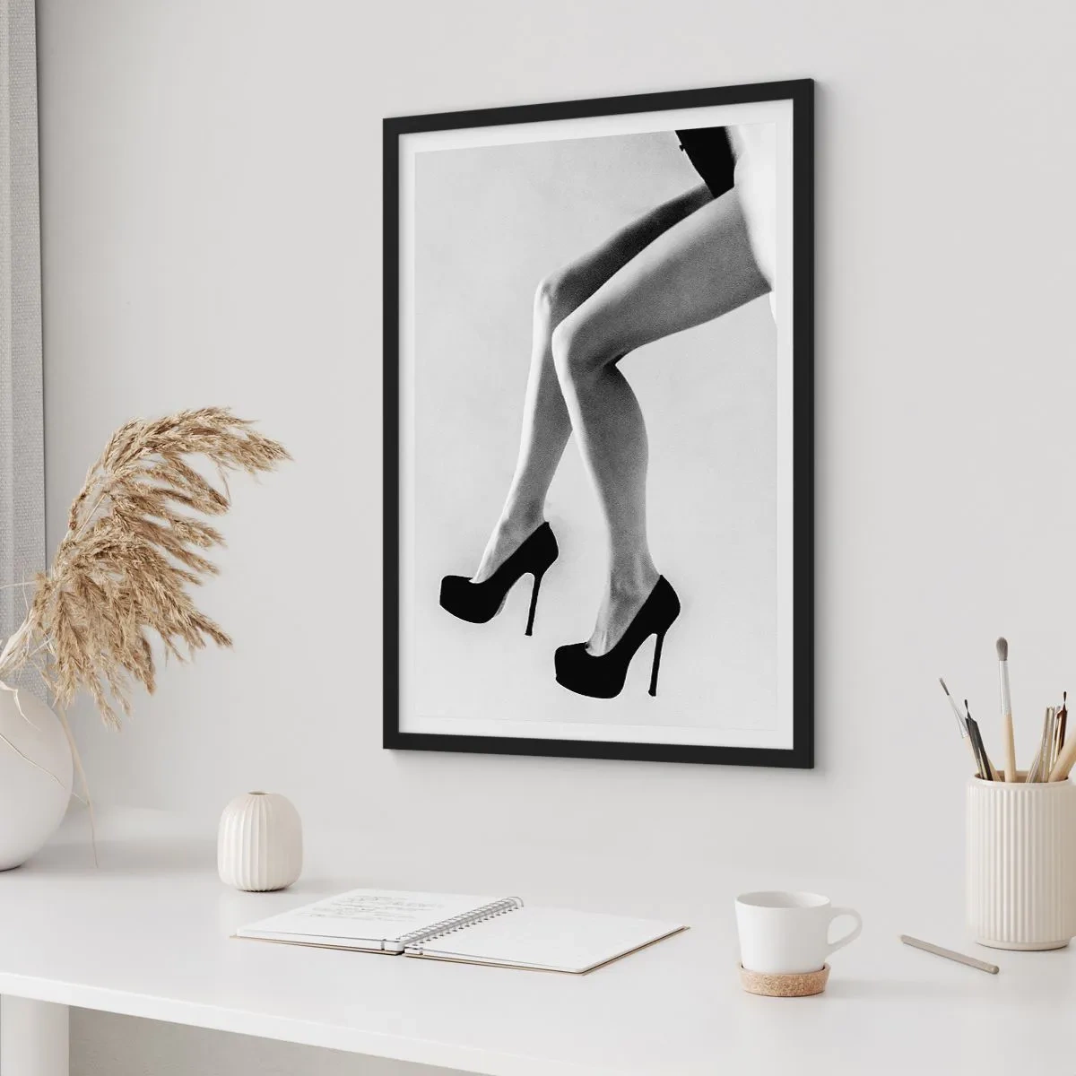 Pôster com moldura preta - Fotografia em preto e branco das pernas de uma mulher de salto alto - 50x70cm - Feminilidade eterna - Decoração de parede moderna para a sala de estar e quarto ARTTOR