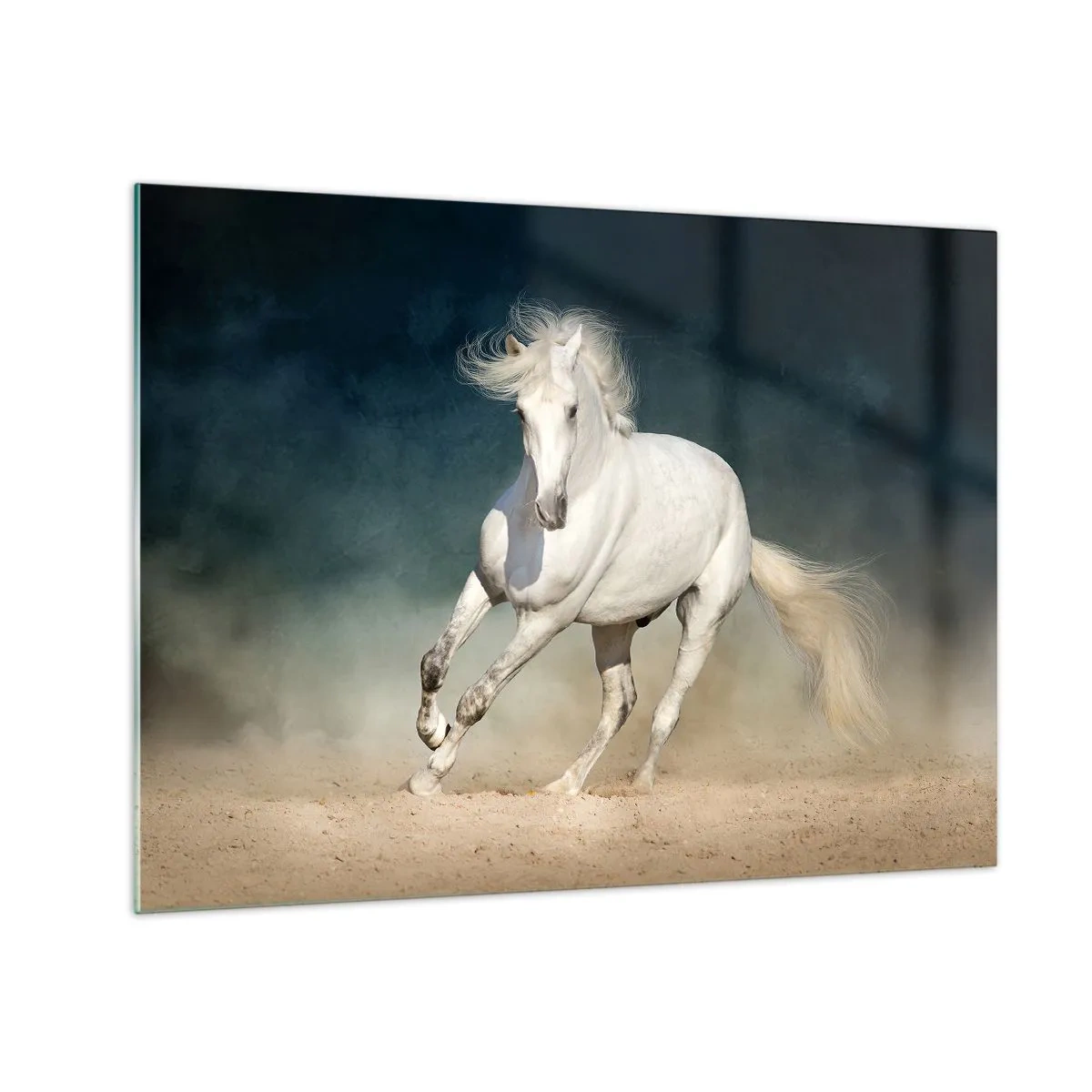 Quadro em vidro - Um cavalo branco galopando pela areia contra um céu escuro. - 70x50cm - Liberdade em seu estado puro - Decoração de parede moderna para a sala de estar e quarto ARTTOR