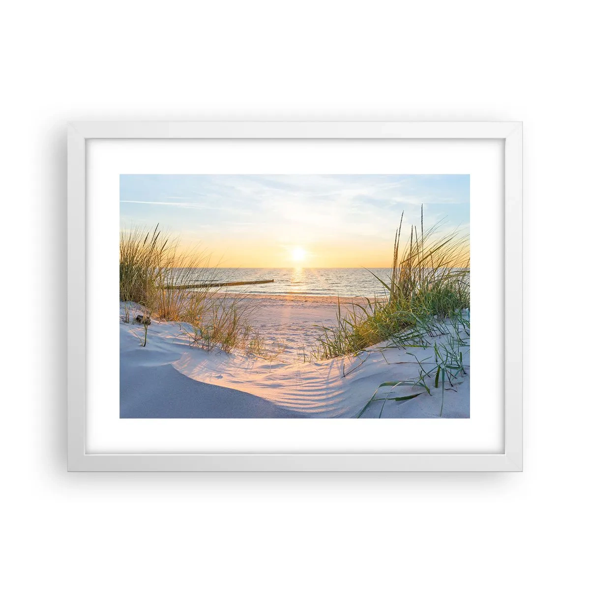 Pôster em moldura branca - O som do mar, o canto dos pássaros, a praia selvagem entre a relva... - 40x30 cm
