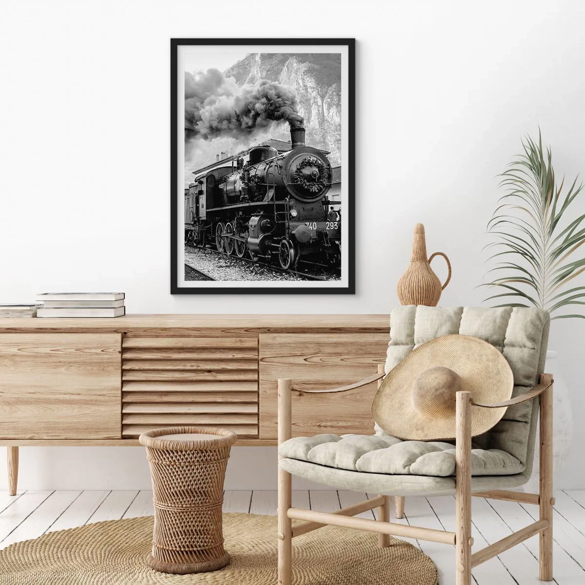 Pôster com moldura preta - Uma locomotiva a vapor com vapor ascendente em um ambiente montanhoso - 50x70cm - À espera na estação... - Decoração de parede moderna para a sala de estar e quarto ARTTOR