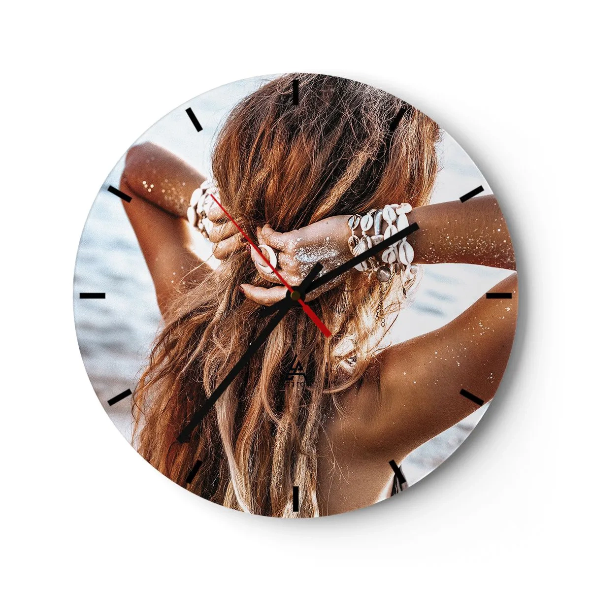 Relógio de parede - Relógio em vidro - Uma mulher bronzeada perto da água com conchas no cabelo - 30x30cm - Irmã da água e do sol - Decoração de parede moderna para a sala de estar, cozinha e quarto ARTTOR