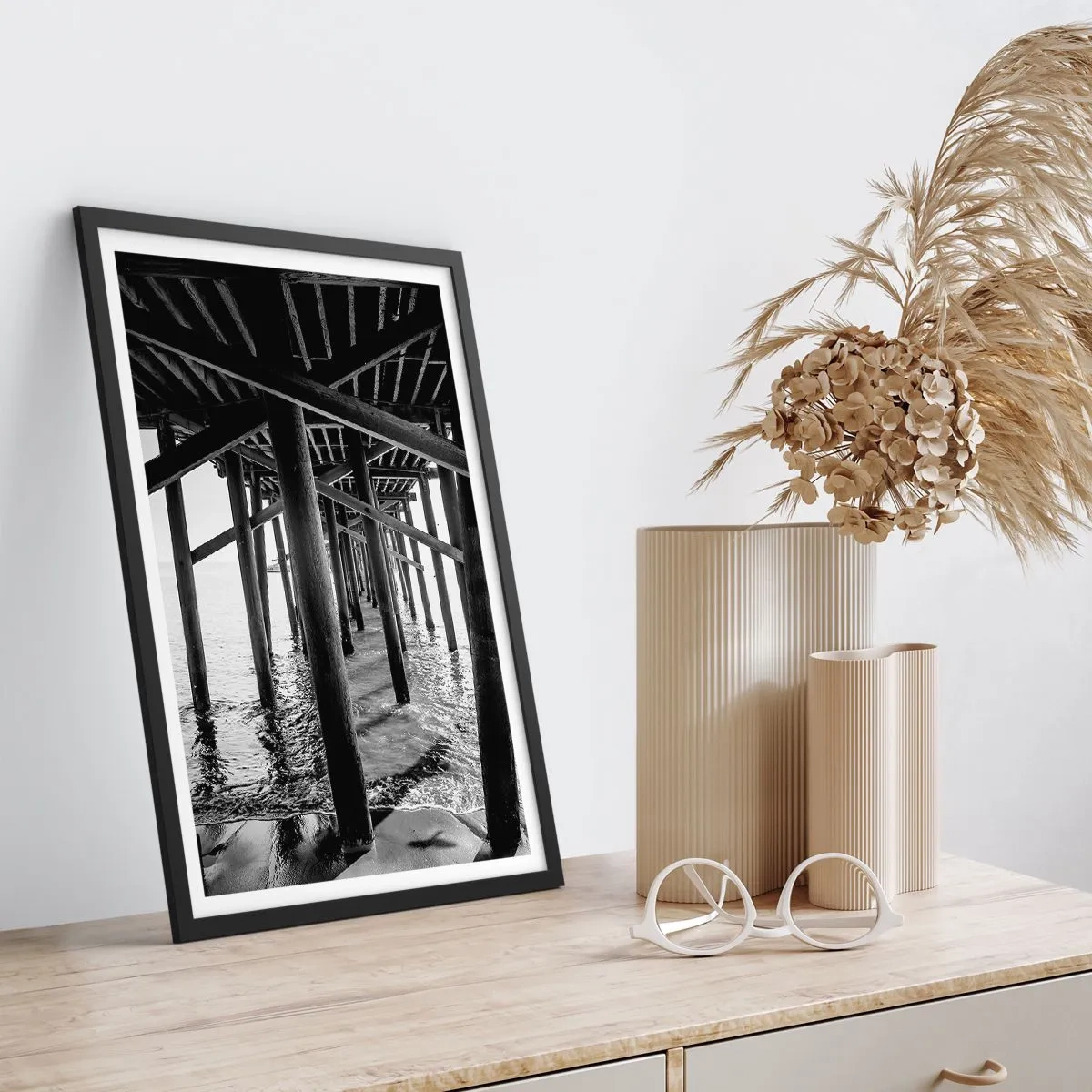 Pôster com moldura preta - Refúgio na praia - 30x40 cm