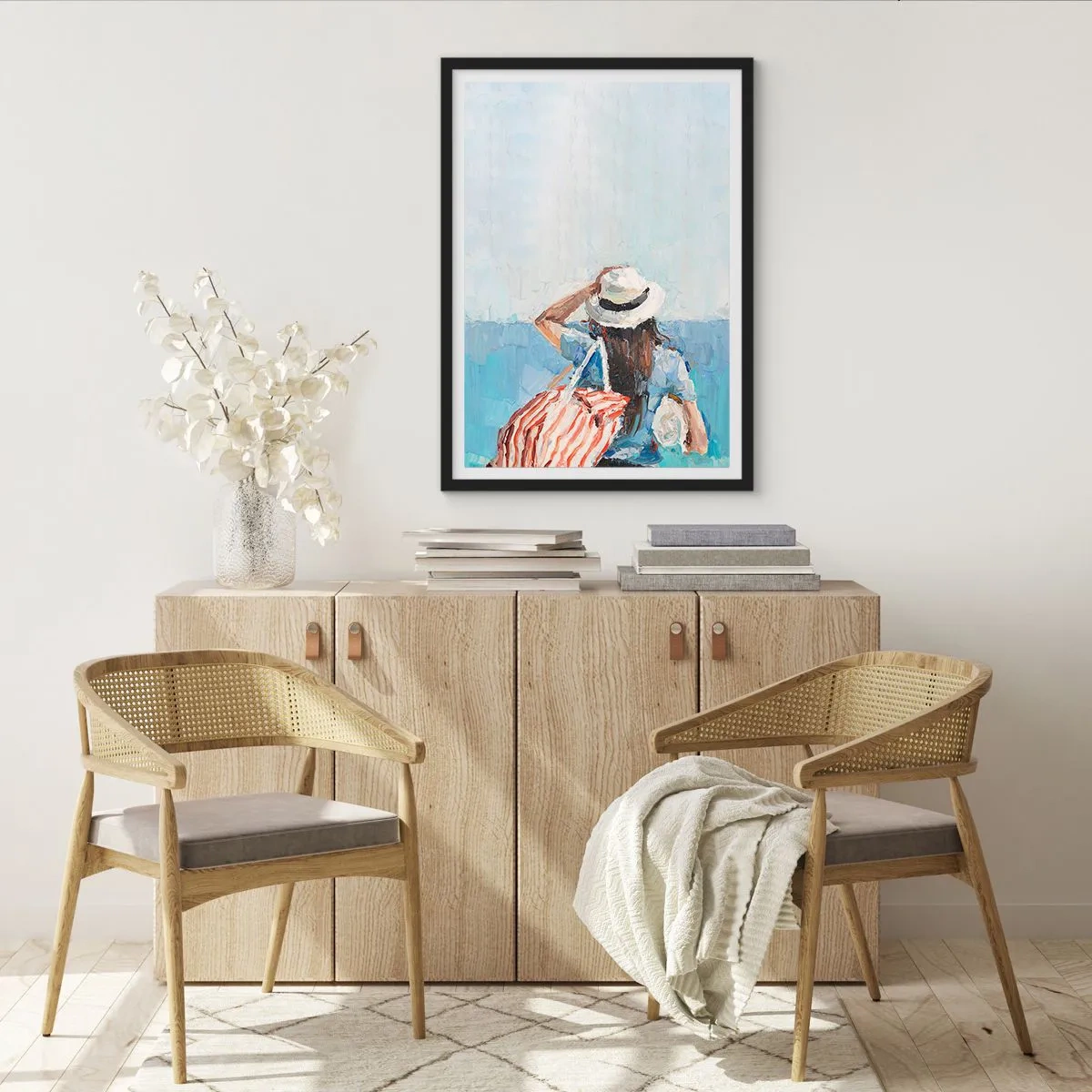 Pôster com moldura preta - Uma mulher de chapéu olhando para o mar - 50x70cm - Bem-vindo às suas férias - Decoração de parede moderna para a sala de estar e quarto ARTTOR