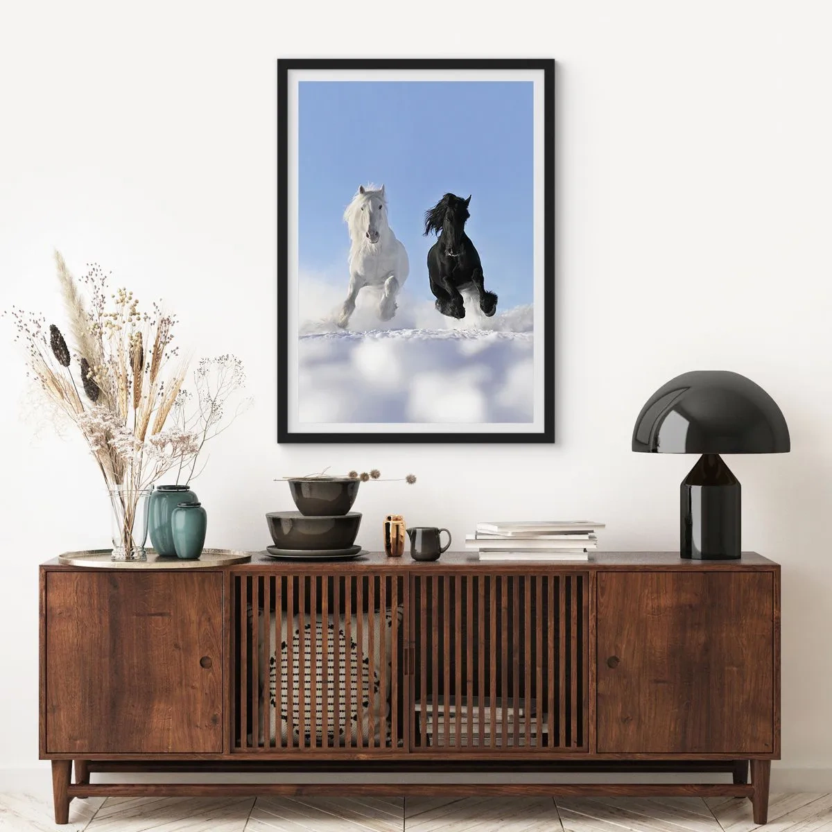 Pôster com moldura preta - Um cavalo branco e preto galopando na neve - 50x70cm - Galope preto e branco - Decoração de parede moderna para a sala de estar e quarto ARTTOR