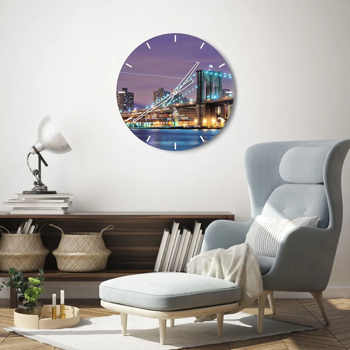 Relógio de parede - Relógio em vidro - Uma ponte iluminada à noite sobre o rio com vista para a cidade - 30x30cm - Por muitos anos, a Ponte do Brooklyn - Decoração de parede moderna para a sala de estar, cozinha e quarto ARTTOR