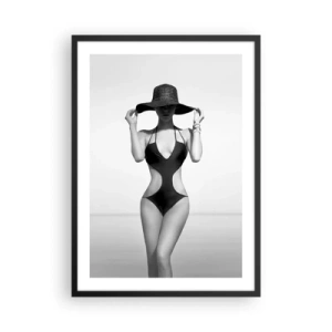 Pôster com moldura preta - Fotografia em preto e branco de uma mulher de chapéu e maiô - 50x70cm - Meu nome é: Elegância - Decoração de parede moderna para a sala de estar e quarto ARTTOR