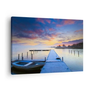 Quadro em tela - Um cais à beira do lago ao pôr do sol com um barco na costa - 70x50cm - Paz violeta-dourada - Decoração de parede moderna para a sala de estar e quarto ARTTOR