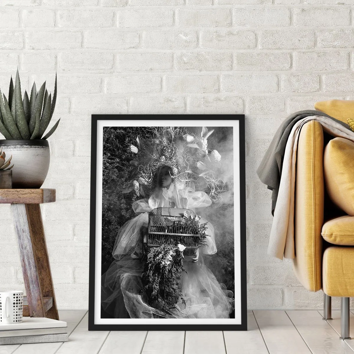 Pôster com moldura preta - Uma mulher de vestido rodeada pela natureza em uma fotografia em preto e branco - 50x70cm - A própria mãe – natureza - Decoração de parede moderna para a sala de estar e quarto ARTTOR