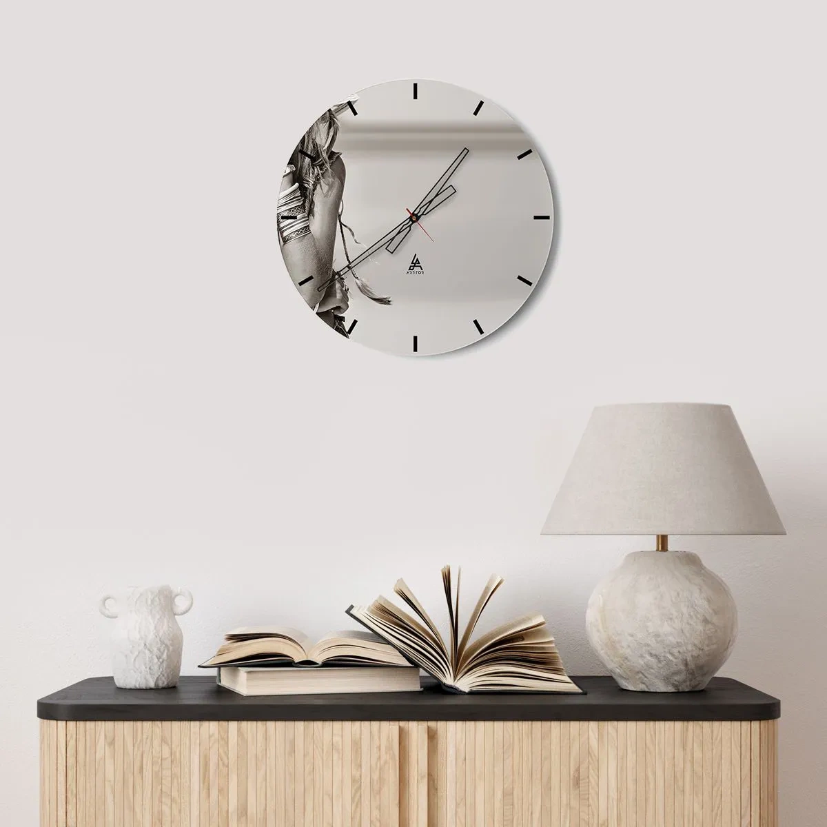Relógio de parede - Relógio em vidro - Fragmento de uma menina em traje decorativo em sépia - 30x30cm - Como uma menina - Decoração de parede moderna para a sala de estar, cozinha e quarto ARTTOR