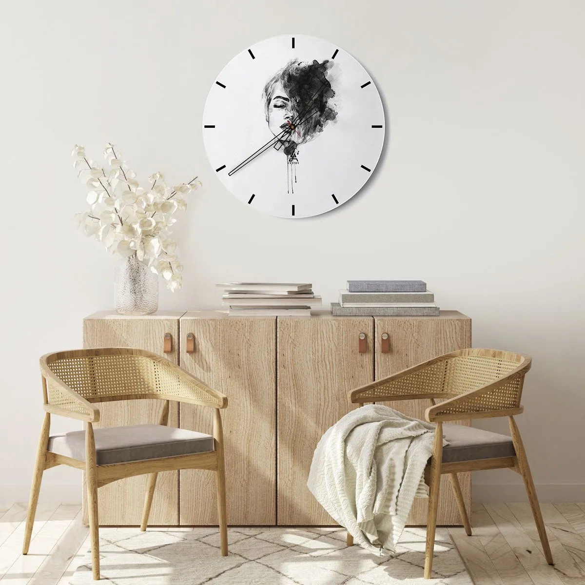Relógio de parede - Relógio em vidro - Pintura em aquarela em preto e branco de um rosto feminino com efeito de fumaça - 30x30cm - O que sonha uma rapariga - Decoração de parede moderna para a sala de estar, cozinha e quarto ARTTOR