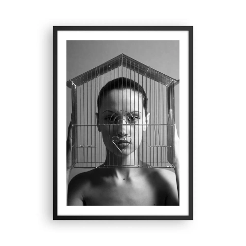Pôster com moldura preta - Mulher atrás de uma gaiola de metal com um coração em preto e branco - 50x70cm - Retrato um pouco surreal - Decoração de parede moderna para a sala de estar e quarto ARTTOR