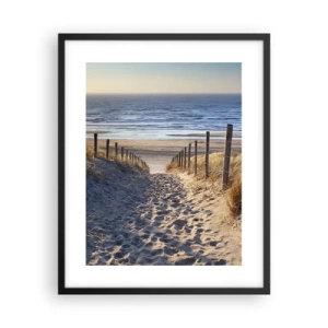 Pôster com moldura preta - O som do mar, o canto dos pássaros, a praia selvagem entre a relva... - 40x50 cm