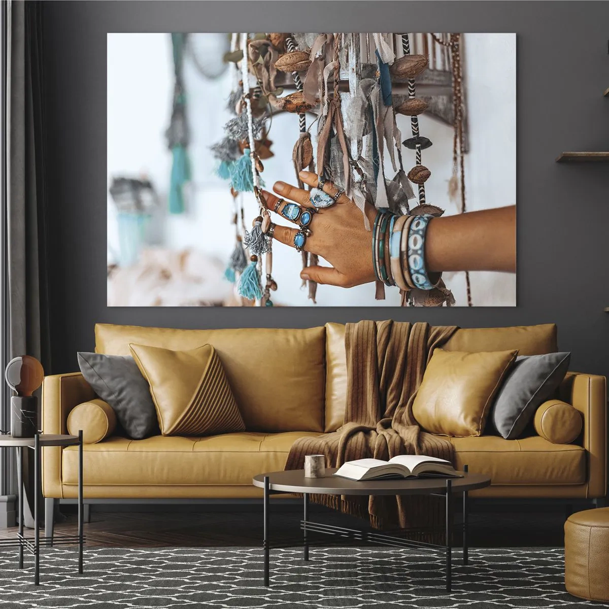 Quadro em vidro - Mão com joias boho tocando decoração étnica - 70x50cm - Tesouros locais - Decoração de parede moderna para a sala de estar e quarto ARTTOR