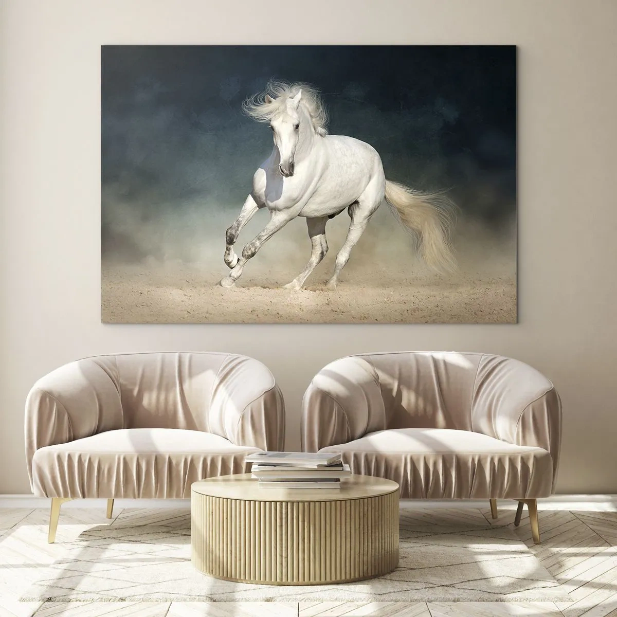 Quadro em vidro - Um cavalo branco galopando pela areia contra um céu escuro. - 70x50cm - Liberdade em seu estado puro - Decoração de parede moderna para a sala de estar e quarto ARTTOR
