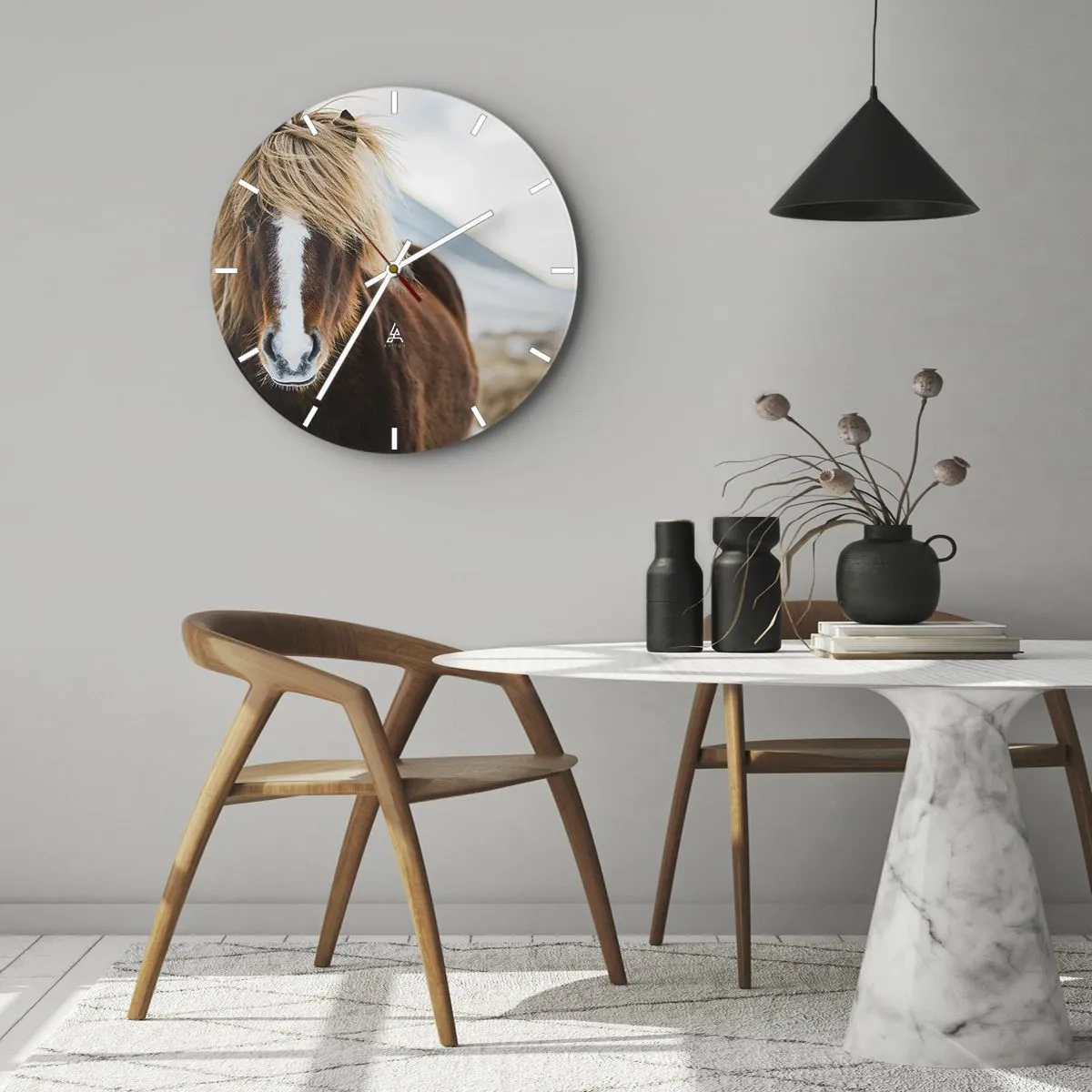 Relógio de parede - Relógio em vidro - Um cavalo marrom com crina clara contra uma paisagem montanhosa - 30x30cm - Sentes a liberdade? - Decoração de parede moderna para a sala de estar, cozinha e quarto ARTTOR