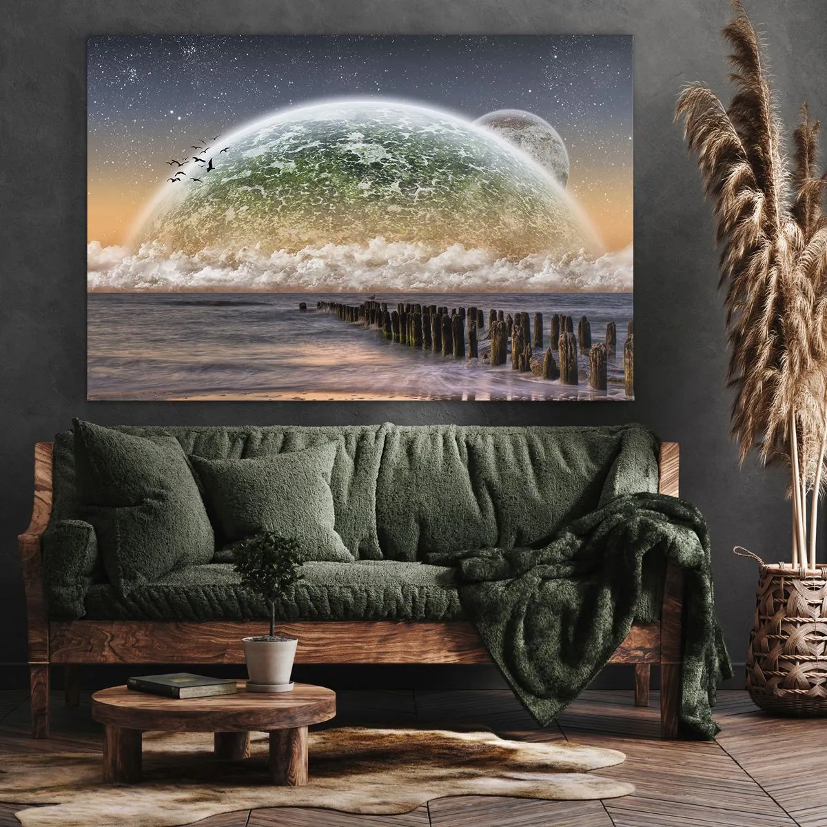 Quadro em tela - Uma paisagem fantástica com um grande planeta acima do mar e um píer de madeira. - 70x50cm - E o mundo emergiu da água - Decoração de parede moderna para a sala de estar e quarto ARTTOR