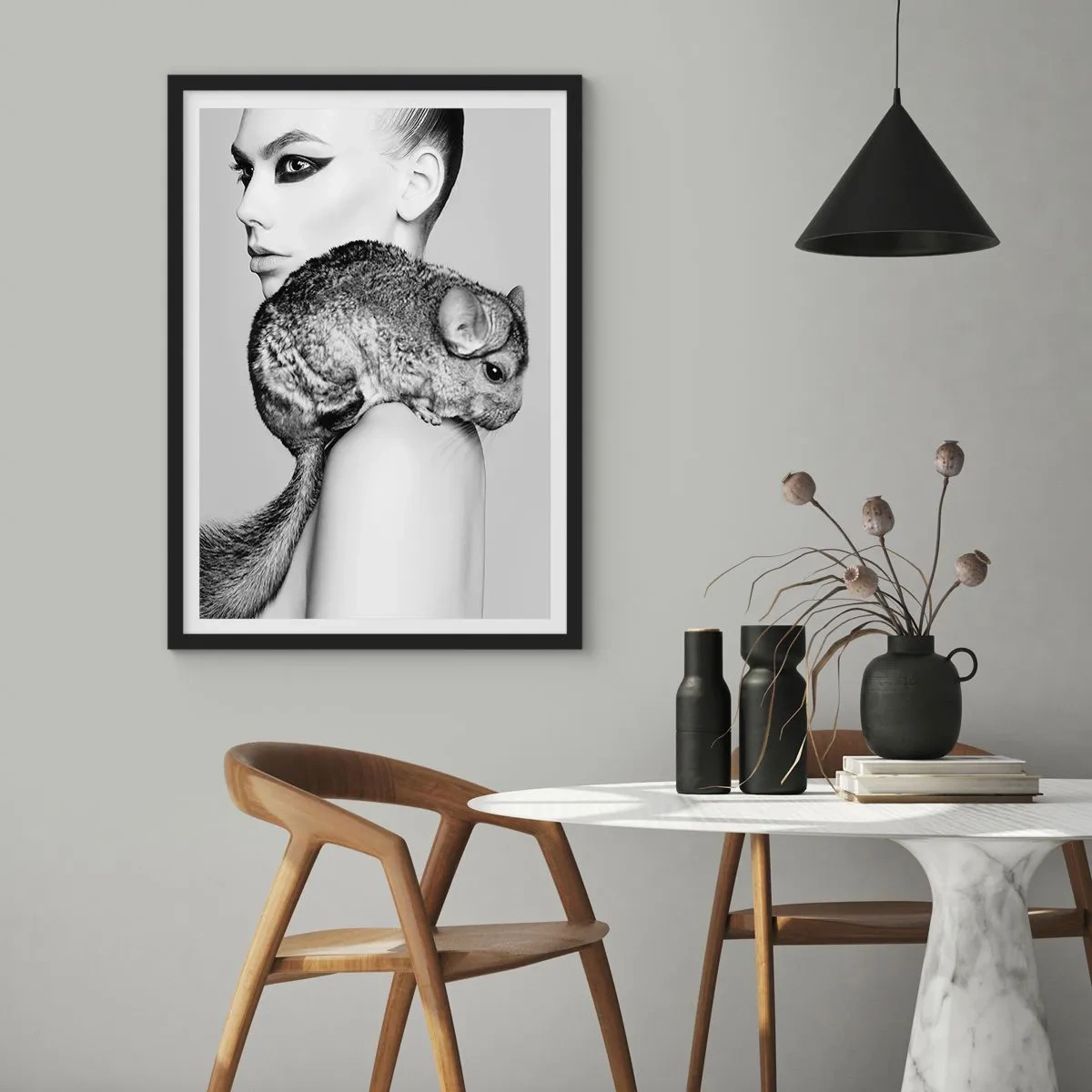 Pôster com moldura preta - Uma mulher com uma chinchila em uma foto artística em preto e branco - 50x70cm - A dama com a chinchila - Decoração de parede moderna para a sala de estar e quarto ARTTOR