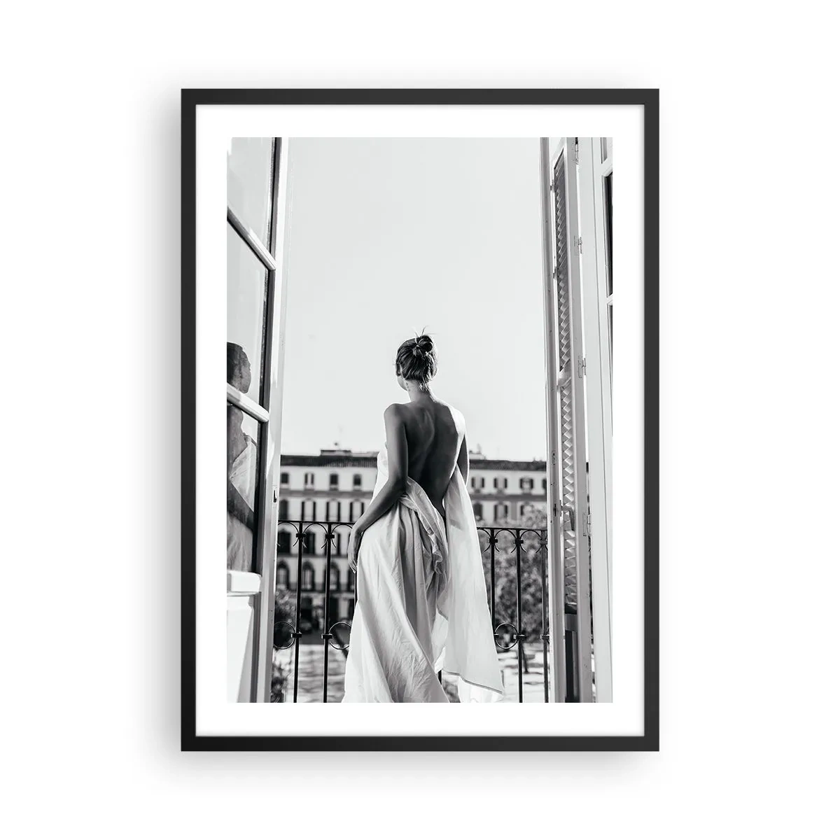 Pôster com moldura preta - Uma mulher de tecido branco em uma varanda com vista para a cidade - 50x70cm - Despertar dos sentidos - Decoração de parede moderna para a sala de estar e quarto ARTTOR