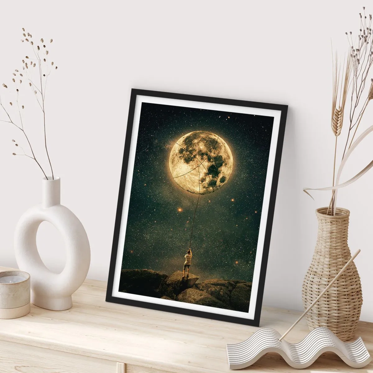 Pôster com moldura preta - Uma figura segurando a lua em uma corda em uma paisagem estrelada. - 50x70cm - Aquele que roubou a lua - Decoração de parede moderna para a sala de estar e quarto ARTTOR