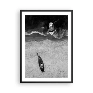 Pôster com moldura preta - Uma fotografia aérea em preto e branco de um barco na praia - 50x70cm - Ainda na costa… - Decoração de parede moderna para a sala de estar e quarto ARTTOR