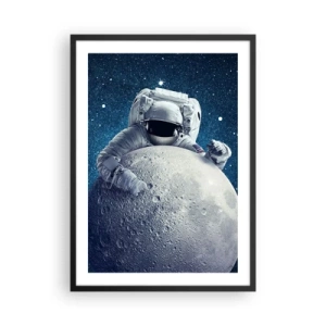 Pôster com moldura preta - Um astronauta segurando um pedaço da lua contra um céu estrelado. - 50x70cm - Coringa do espaço - Decoração de parede moderna para a sala de estar e quarto ARTTOR