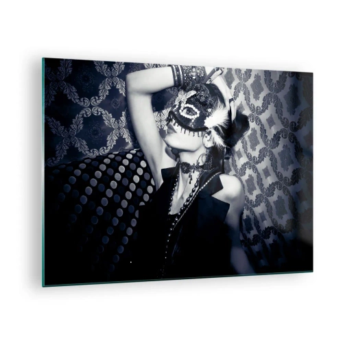 Quadro em vidro - Uma figura mascarada contra uma parede estampada em tons de preto e branco - 70x50cm - Decorações, ornamentos, desenhos... - Decoração de parede moderna para a sala de estar e quarto ARTTOR