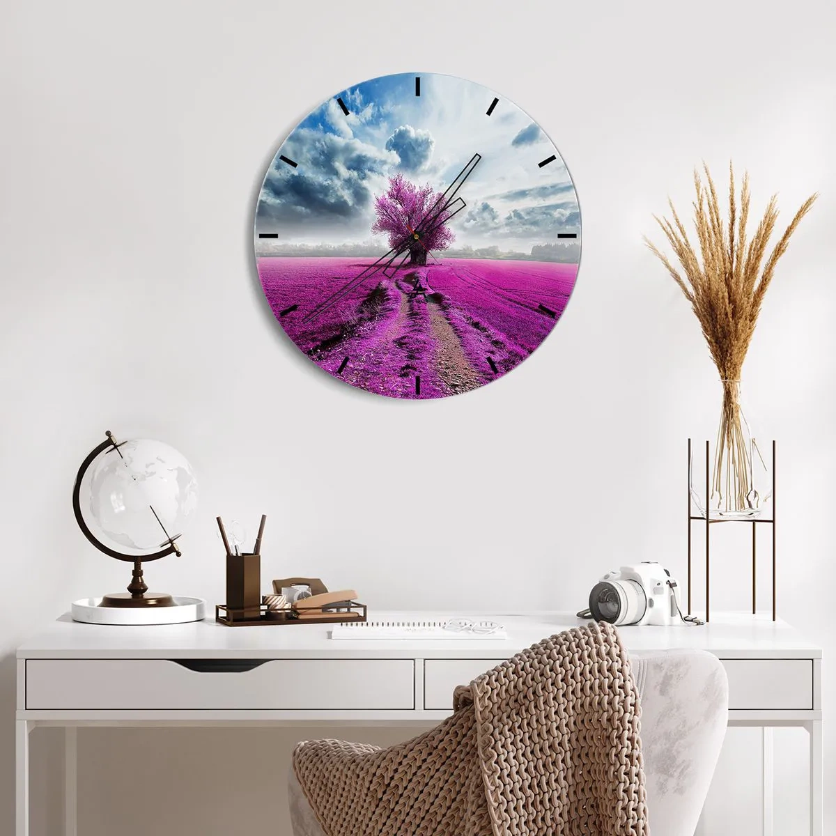 Relógio de parede - Relógio em vidro - Um campo roxo com uma árvore solitária contra o pano de fundo das nuvens - 30x30cm - Charmosa charneca - Decoração de parede moderna para a sala de estar, cozinha e quarto ARTTOR